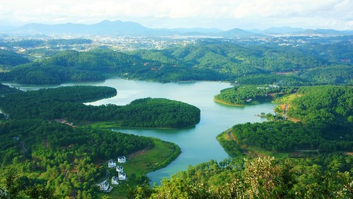 La belleza del lago Tuyen Lam en Da Lat - ảnh 1