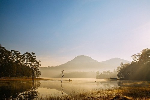 La belleza del lago Tuyen Lam en Da Lat - ảnh 4