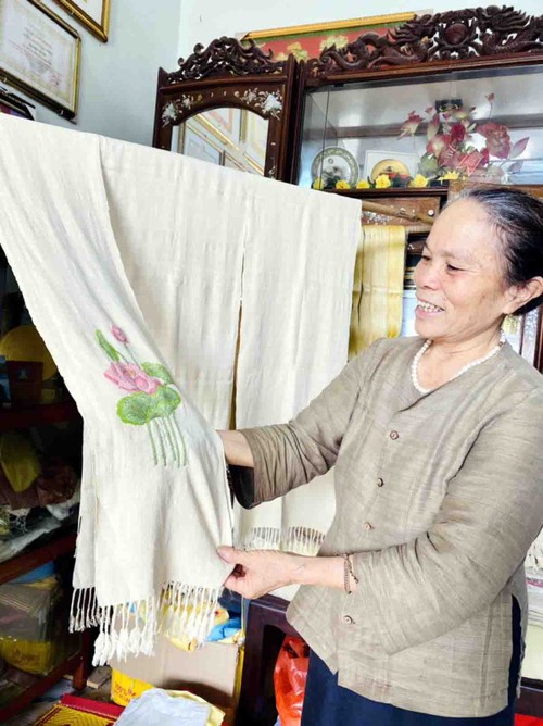 La artesana de élite Phan Thi Thuan muestra su pasión por el tejido de seda en la aldea de Phung Xa - ảnh 1