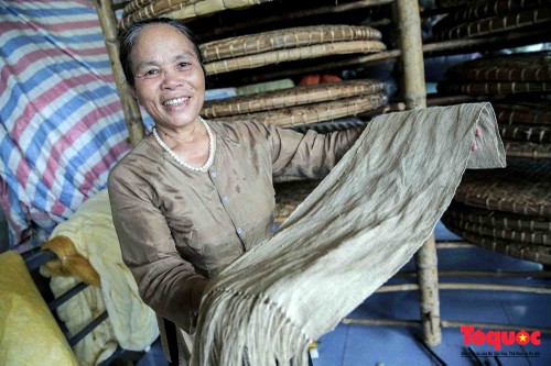 La artesana de élite Phan Thi Thuan muestra su pasión por el tejido de seda en la aldea de Phung Xa - ảnh 3