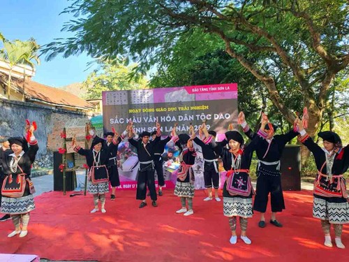 La danza de campanas, legado de la comunidad Dao Tien en Son La - ảnh 1
