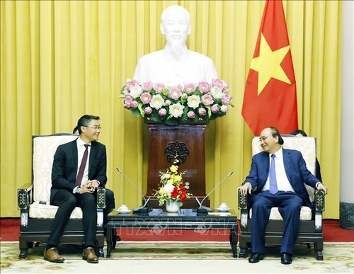 El jefe de Estado se reúne con el cónsul honorario de Vietnam en Suiza - ảnh 1