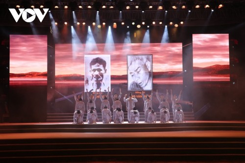 La tradición revolucionaria de Con Dao se reaviva en un espectáculo conmemorativo - ảnh 1
