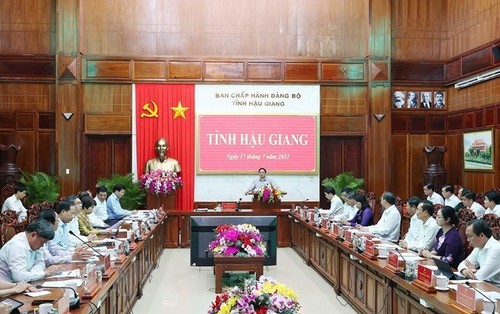 El primer ministro Pham Minh Chinh continúa su visita de trabajo en Hau Giang - ảnh 1