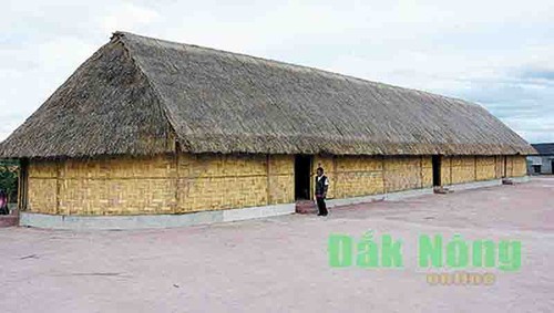 La etnia M’Nong preserva sus tradicionales casas alargadas en Tay Nguyen - ảnh 1
