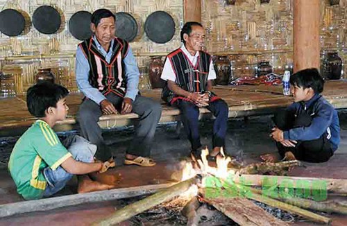 La etnia M’Nong preserva sus tradicionales casas alargadas en Tay Nguyen - ảnh 2
