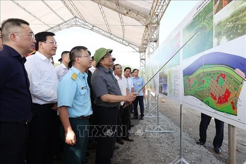 El primer ministro inspecciona el proyecto del aeropuerto de Sa Pa - ảnh 1