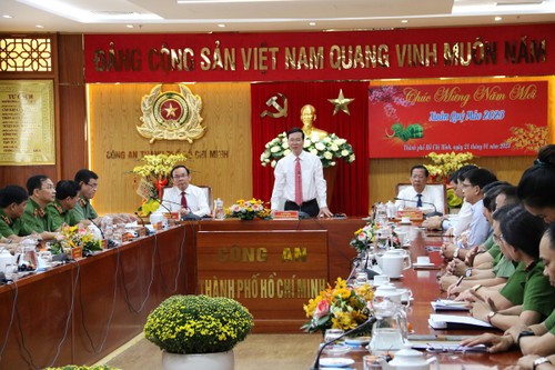 Dirigentes del Partido y el Estado visitan diferentes unidades con motivo del Tet 2023 - ảnh 1