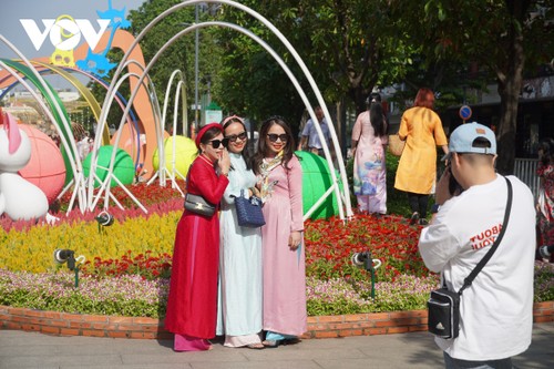 Calle de Flores Nguyen Hue en Ciudad Ho Chi Minh atrae gran número de turistas - ảnh 1