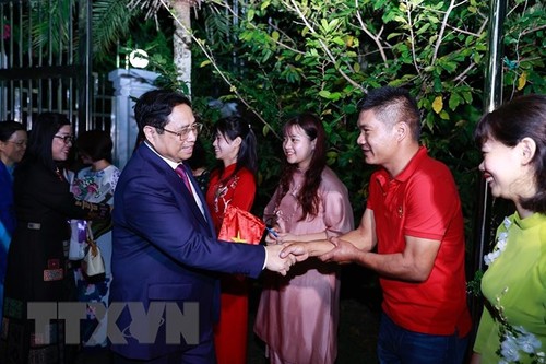 Premier vietnamita se reúne con personal de la Embajada y diáspora nacional en Brunéi - ảnh 1