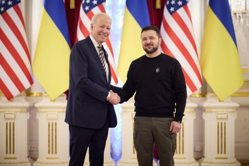 Joe Biden realiza una visita sorpresa a Ucrania y promete ayuda militar para Kiev - ảnh 1