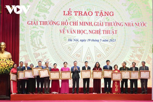 Las impresiones de obras literarias y artísticas galardonadas con el Premio Ho Chi Minh y el Premio Estatal - ảnh 1