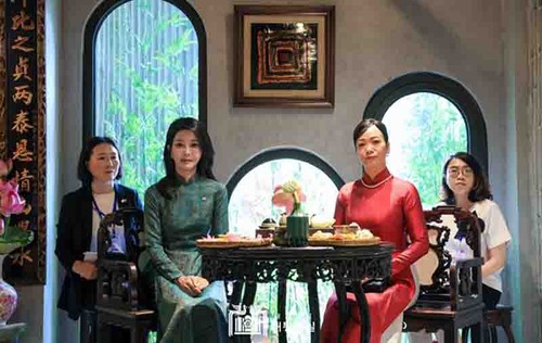 Primeras Damas de Vietnam y Corea del Sur comparten sentimientos sobre trajes tradicionales - ảnh 1