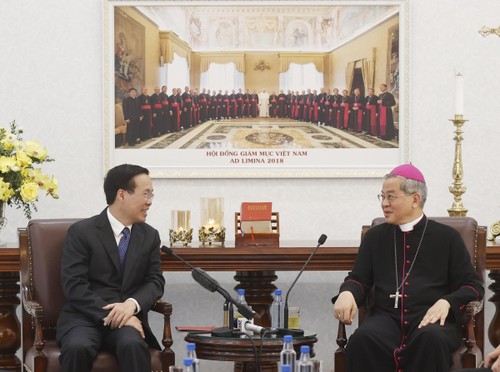 El presidente Vo Van Thuong visita la Conferencia Episcopal Católica de Vietnam - ảnh 1