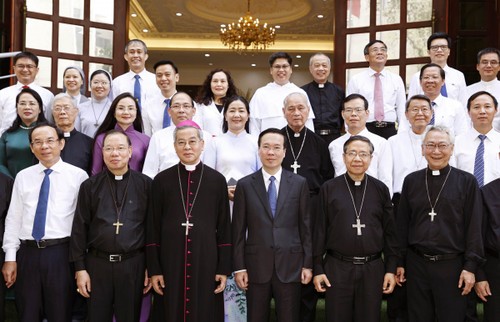 El presidente Vo Van Thuong visita la Conferencia Episcopal Católica de Vietnam - ảnh 2