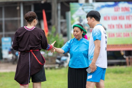 Mujeres vestidas de faldas juegan fútbol en mercado montañoso - ảnh 4