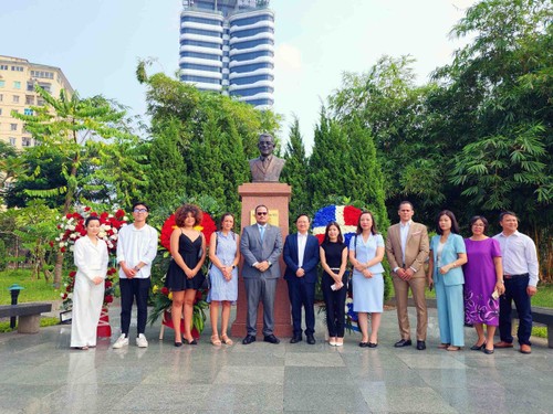 Ceremonia en honor del presidente dominicano Juan Bosch, simpatizante de la causa de liberación nacional de Vietnam - ảnh 2