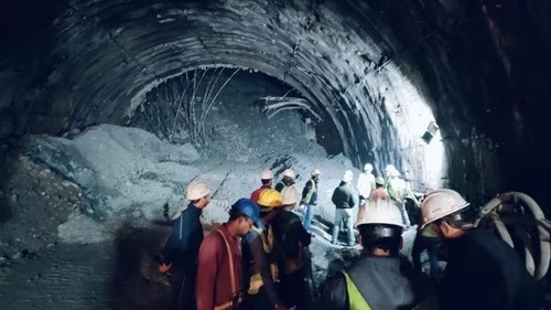 India: Al menos 40 trabajadores atrapados por derrumbe de un túnel - ảnh 1