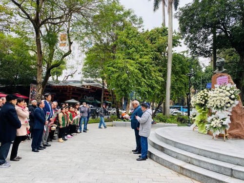 Ofrenda floral en Hanói por el 171.° aniversario del nacimiento del héroe cubano José Martí - ảnh 1