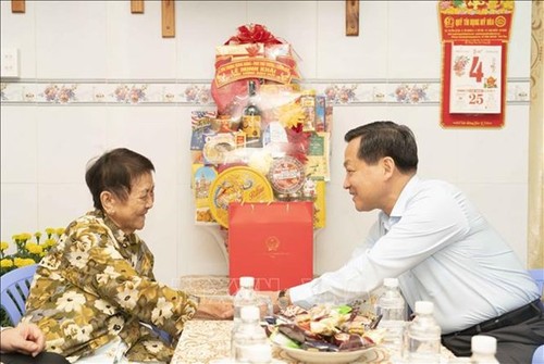 Dirigente del Gobierno entrega donaciones a personas desfavorecidas en An Giang en vísperas del Tet 2024 - ảnh 1