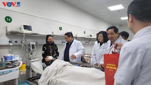 Líder del Ejecutivo visita hospitales de Hanói en vísperas del Tet 2024 - ảnh 1