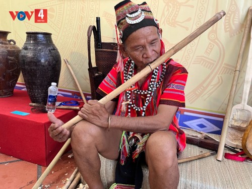 La singular flauta Ta Leh del pueblo Gie Trieng en Kon Tum - ảnh 1