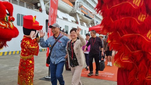 Quang Ninh atrae más de 800 000 visitantes durante el Año Nuevo Lunar - ảnh 1