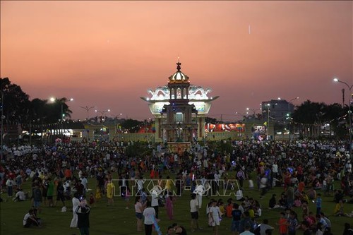 Miles de personas asisten a la ceremonia caodaista en honor del Gran Señor - ảnh 2