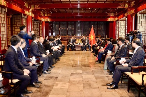 Presidente del Parlamento vietnamita se reúne con dirigentes de grandes empresas chinas - ảnh 2