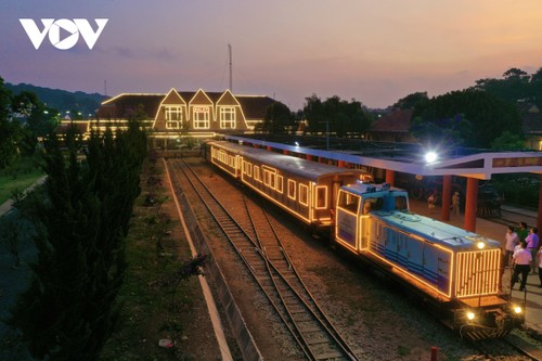 Da Lat ofrece recorrido nocturno por estación de tren más antigua de Vietnam - ảnh 1
