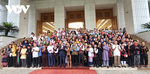 Jefes de aldea, artesanos y personas prestigiosas en la comunidad reafirman su papel en Vietnam - ảnh 2