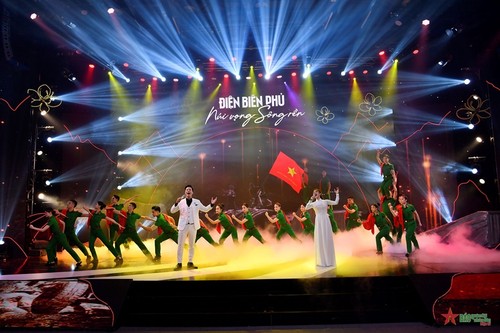 Programa artístico destaca importancia de la victoria de Dien Bien Phu - ảnh 1