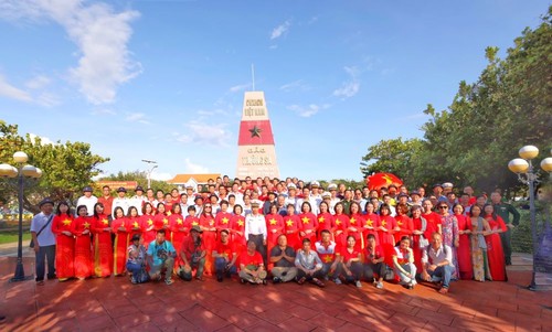 Funcionarios y ciudadanos de diferentes localidades muestran solidaridad con compatriotas del distrito de Truong Sa - ảnh 2