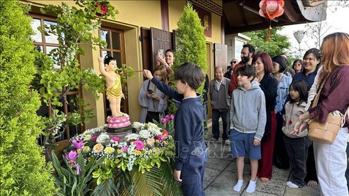 Conmemoran Día de Vesak en Monasterio Zen, de Truc Lam, Francia - ảnh 1