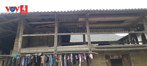 Las singulares casas de tierra de arcilla de los Mong - ảnh 1