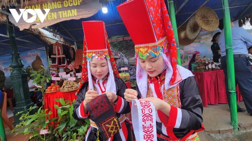 Las mujeres Dao Thanh Phan y su amor por el bordado tradicional - ảnh 1