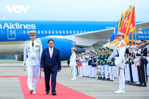 Ceremonia oficial de bienvenida al Primer Ministro de Vietnam y su esposa, de visita en Corea del Sur - ảnh 1