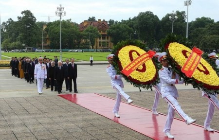 Líderes nacionales rinden homenaje al presidente Ho Chi Minh en el Día Nacional - ảnh 1