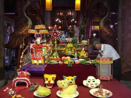 Vivir el ambiente del Festival del Medio Otoño en el casco antiguo de Hanói - ảnh 2