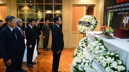 Primer ministro y canciller de Tailandia rinden homenaje al fallecido presidente de Vietnam - ảnh 1
