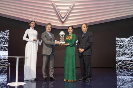 Marca vietnamita Vinfast honrada como “nueva estrella” en Paris Motor Show 2018 - ảnh 1