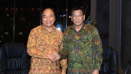 Premier vietnamita se reúne con presidente filipino en Indonesia  - ảnh 1