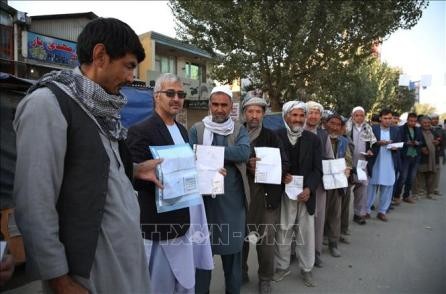 Centenar de heridos en el día de las elecciones parlamentarias en Afganistán - ảnh 1