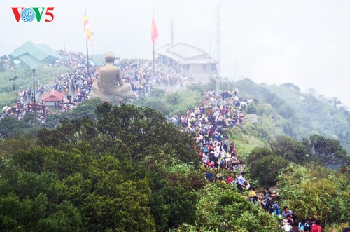 Huella del Rey-Buda Tran Nhan Tong en la montaña sagrada Yen Tu - ảnh 11