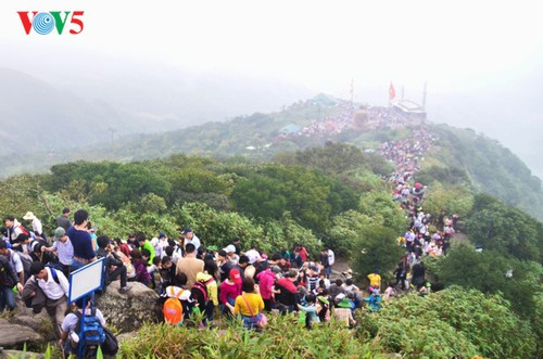 Huella del Rey-Buda Tran Nhan Tong en la montaña sagrada Yen Tu - ảnh 12