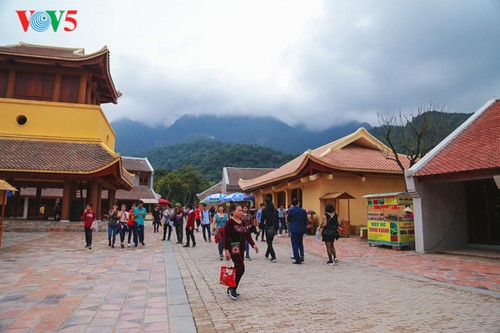 Huella del Rey-Buda Tran Nhan Tong en la montaña sagrada Yen Tu - ảnh 15