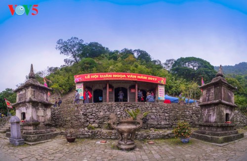 Huella del Rey-Buda Tran Nhan Tong en la montaña sagrada Yen Tu - ảnh 6