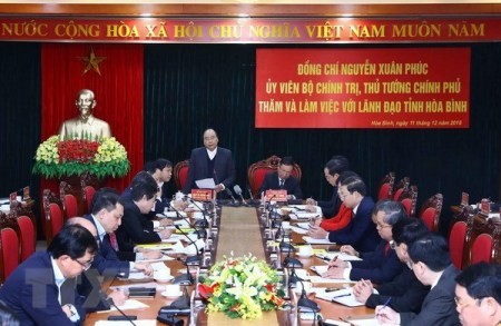 Primer ministro de Vietnam trabaja con autoridades de Hoa Binh - ảnh 1