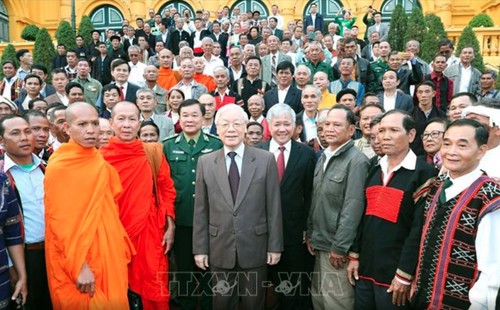 Líder político de Vietnam recibe a patriarcas de aldeas sobresalientes  - ảnh 1