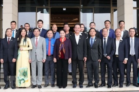 Presidenta de Parlamento de Vietnam se reúne con jóvenes empresarios - ảnh 1